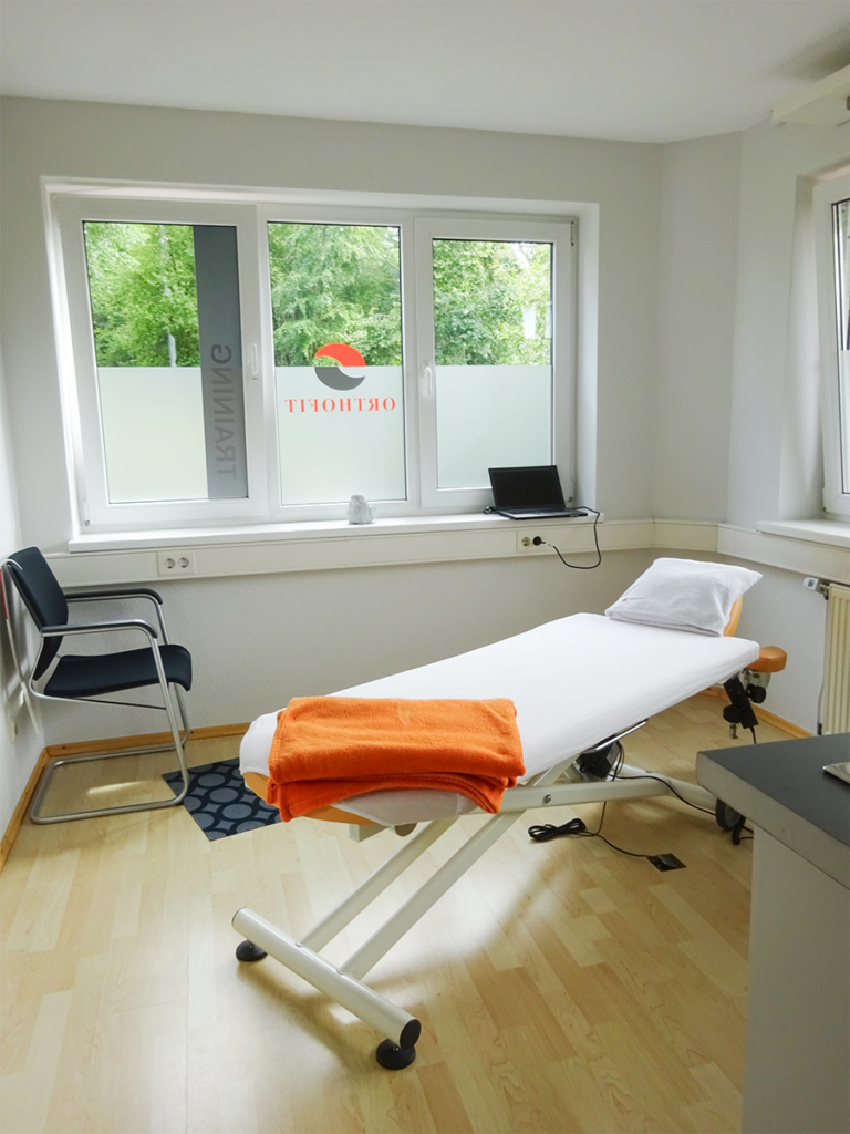 Behandlungszimmer mit einer Liege in Physiotherapie in Lübeck Schönböcken.
