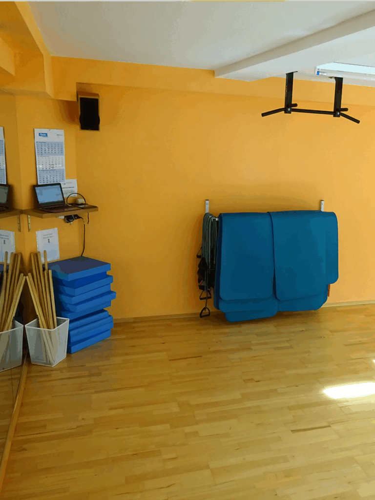 Gerätschaft für Physiotherapie in Behandlungszimmer