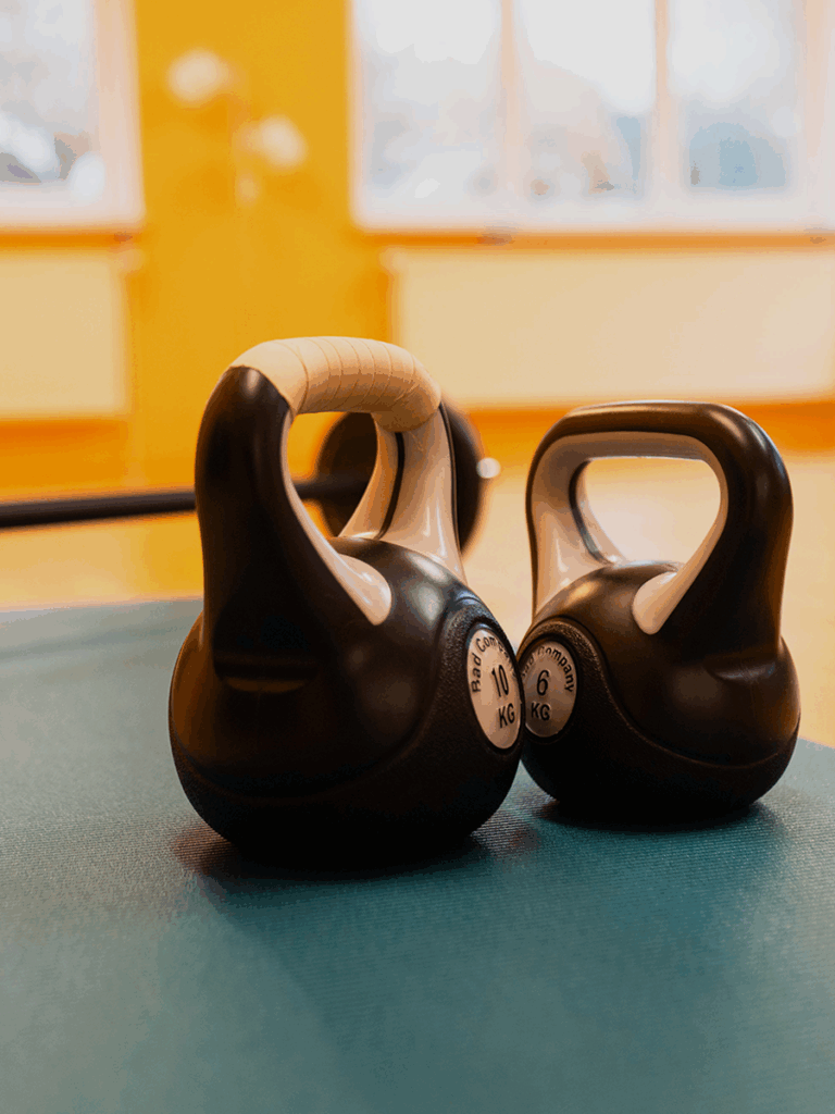 Hanteln auf Matte in Physiotherapie